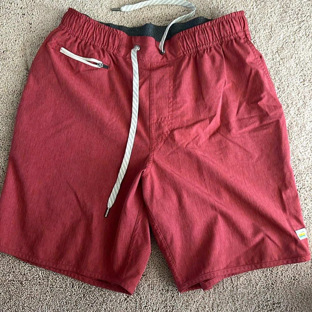 Vuori Banks short. Red brick color medium.